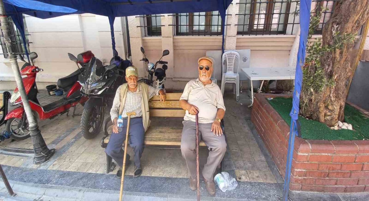 Aydında termometreler 39u gösterdi, vatandaşlar gölgeye sığındı