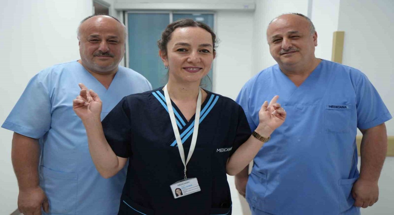 Aynı hastanede çalışan ikizleri görenler gözlerini ovalıyor