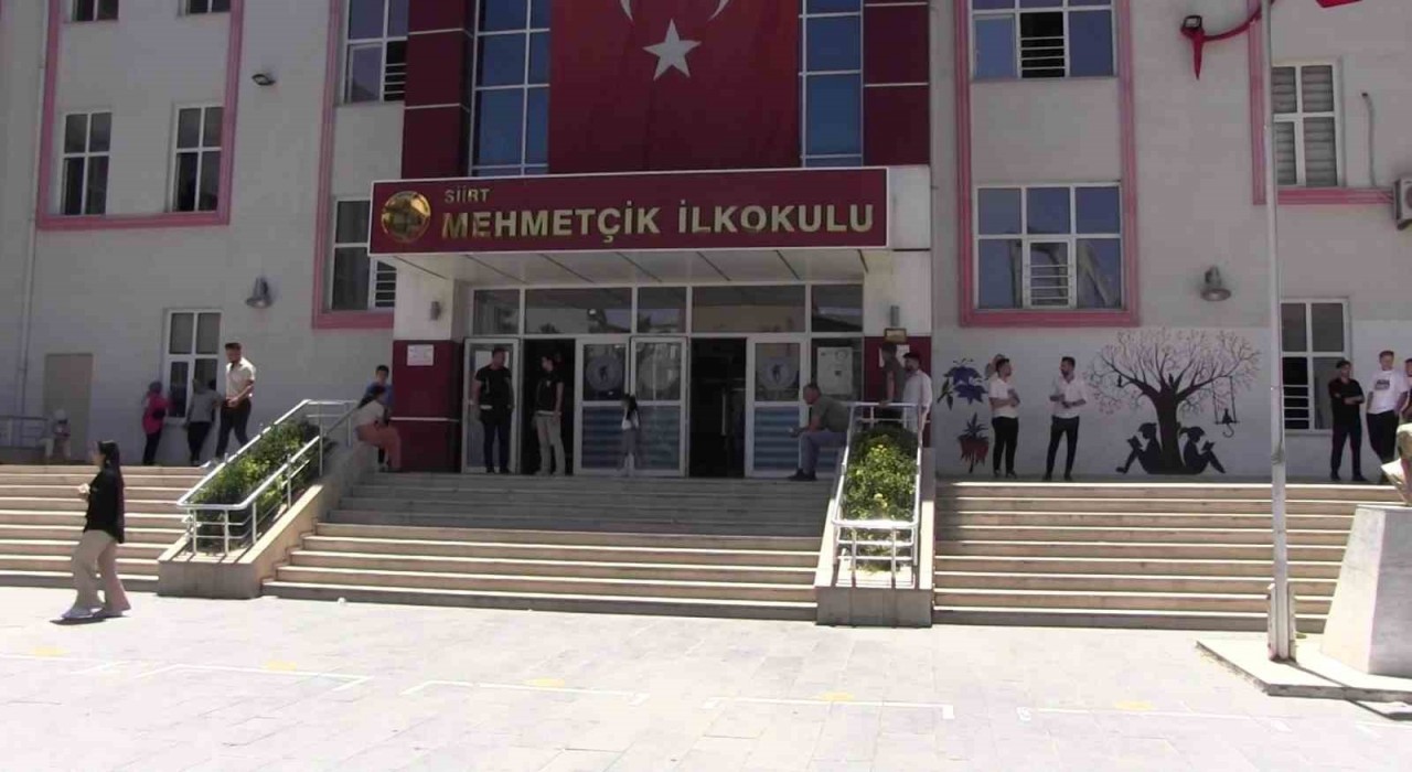 AYT heyecanı başladı: Aileler dışarıda, öğrenciler içeride ter döküyor