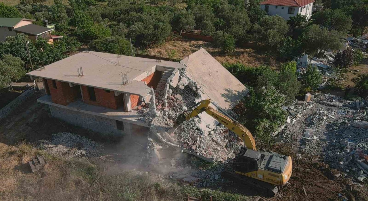 Ayvacıkta 52 kaçak yapı yıkıldı