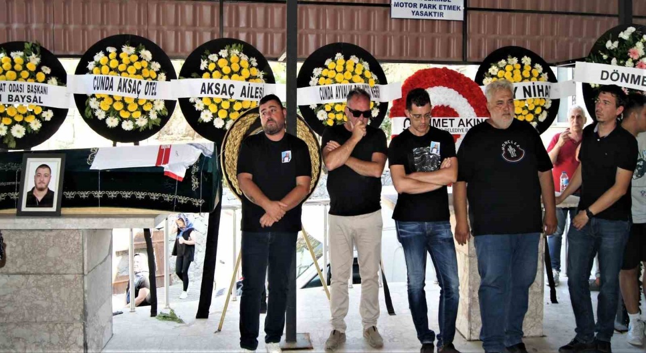 Ayvalıkta genç iş insanı Murat Ustalı gözyaşlarıyla son yolculuğuna uğurlandı
