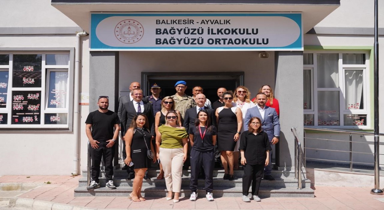 Ayvalıkta öğrencilerin karne heyecanı