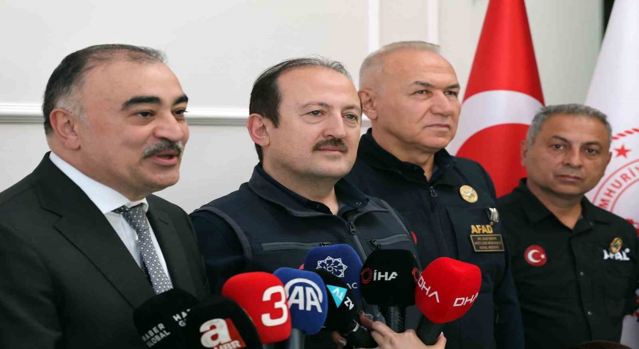 Azerbaycanın Ankara Büyükelçisi Mamadov, AFAD personeline işbirliği rozeti takdim etti
