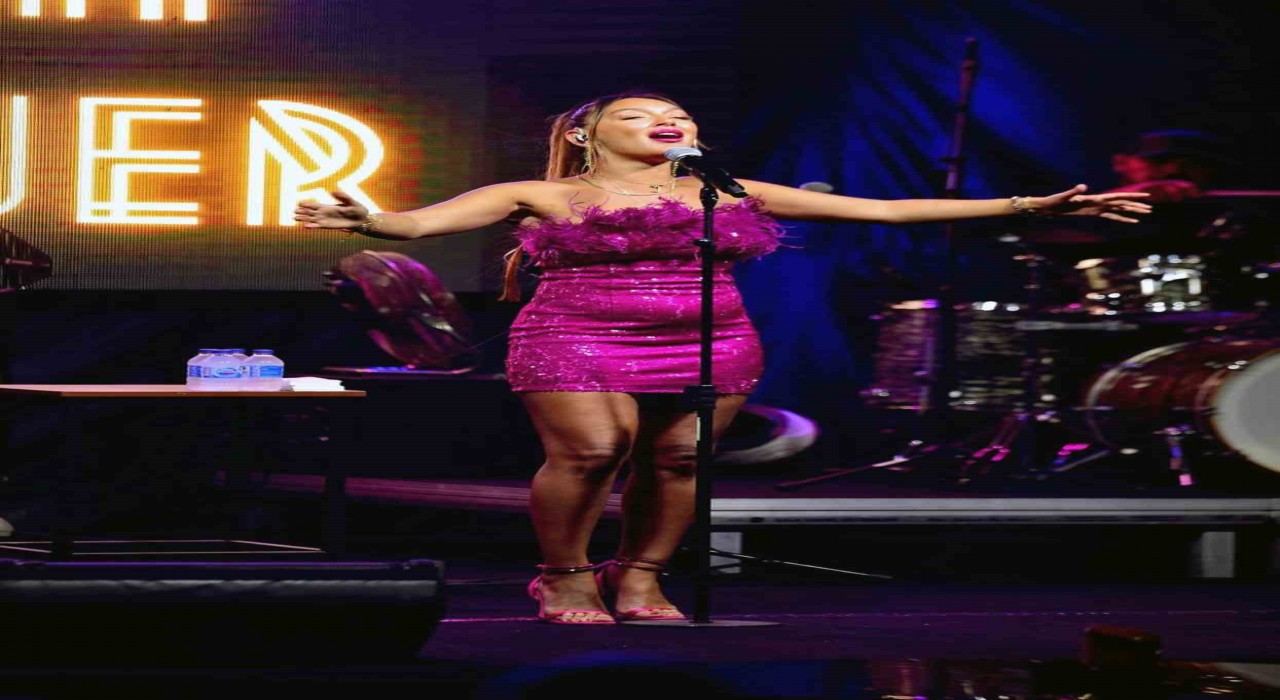 Azkada Cerem Rüzgarı: Güçlü sesi ve şıklığıyla büyüledi