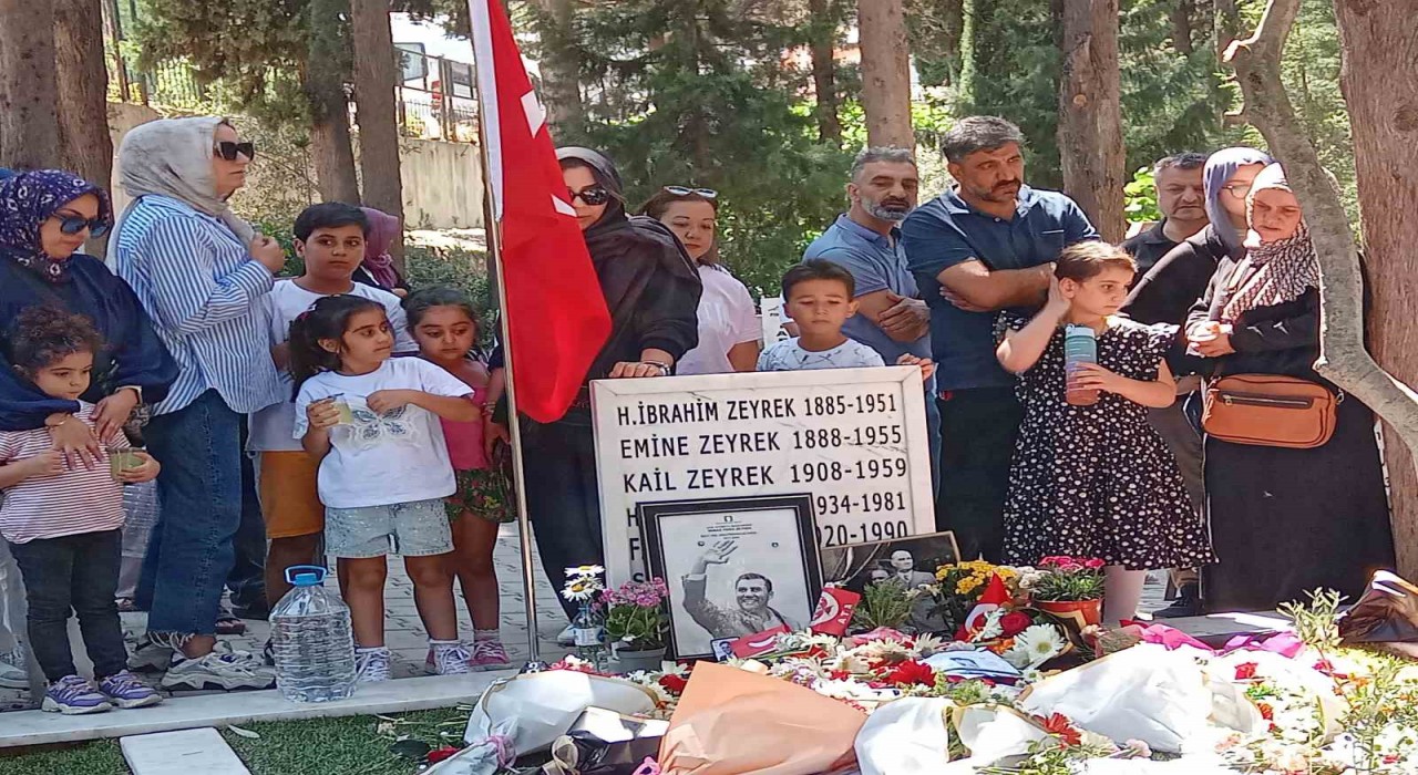 Babalar Gününde Ferdi Zeyrekin mezarı ziyaretçi akınına uğradı