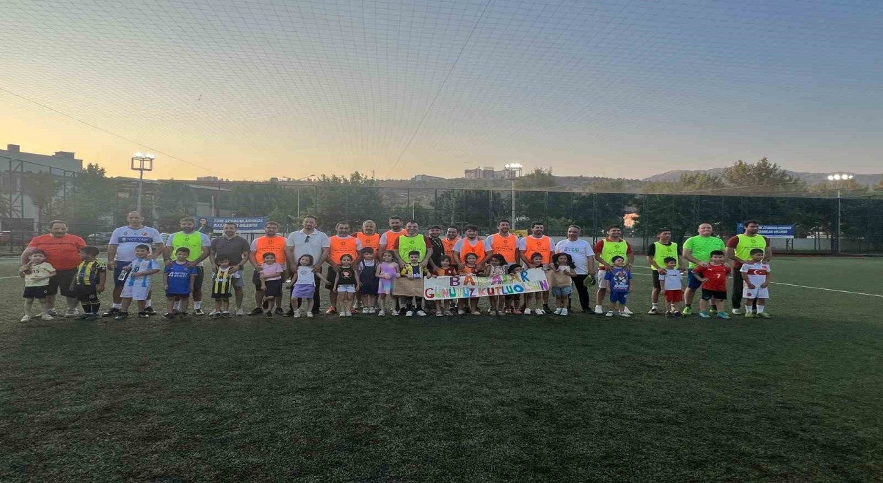 Babaları sahada çocuklar ise tribünde ter döktü