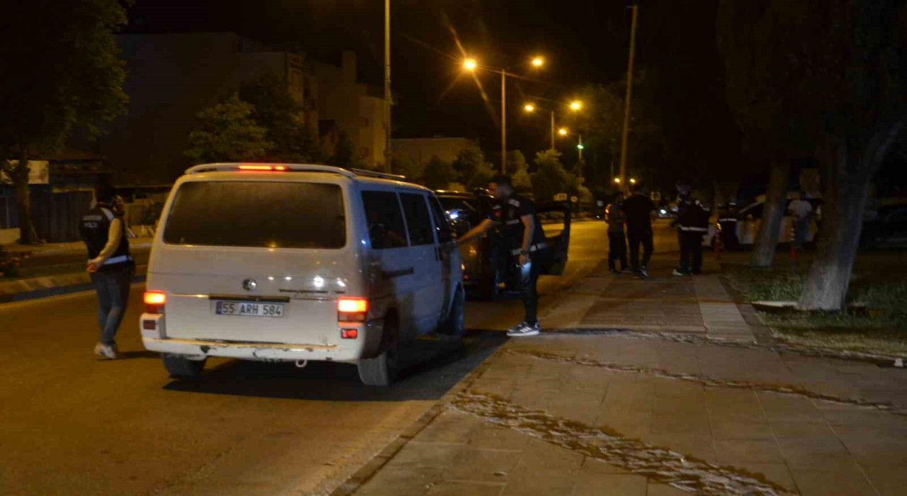 Bafrada huzur uygulaması: Silah ve uyuşturucu ele geçirildi