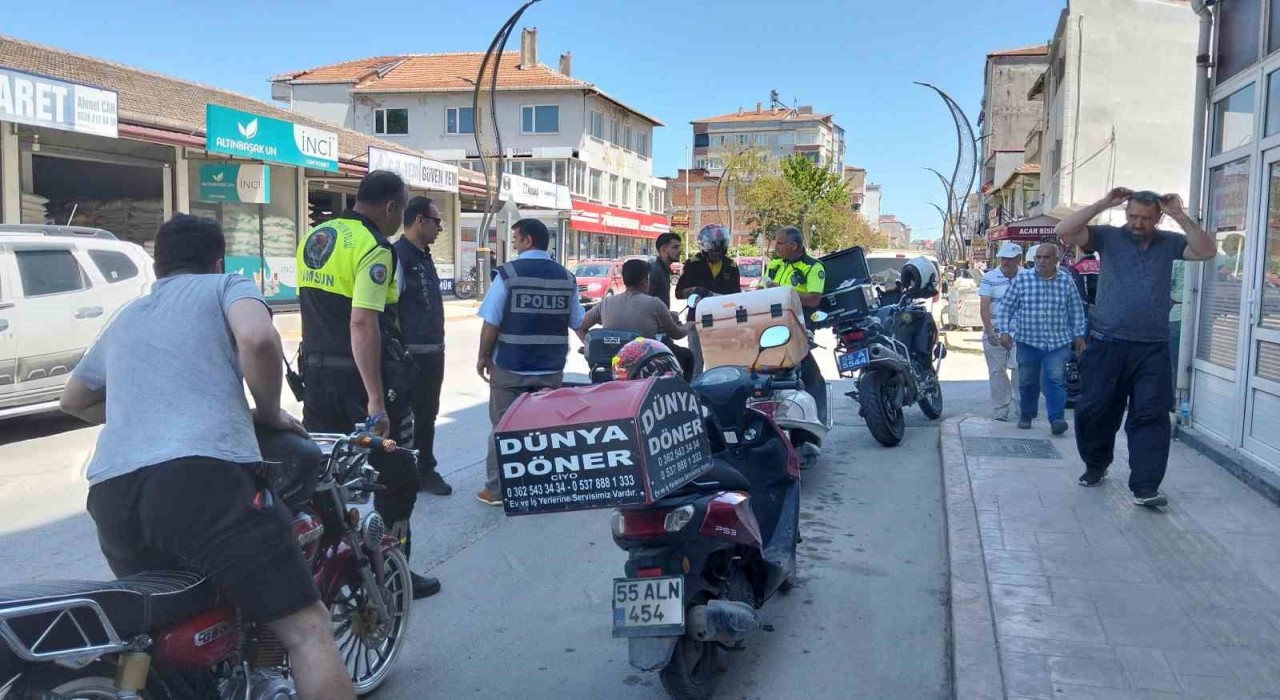 Bafrada motosiklet denetimi: Kasksız ve ehliyetsiz sürücülere ceza