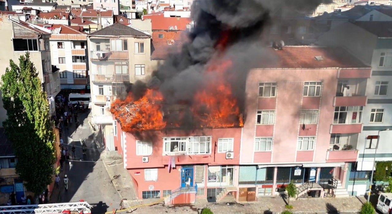 Bağcılarda çatı yangını: Alevler yan binaya sıçradı
