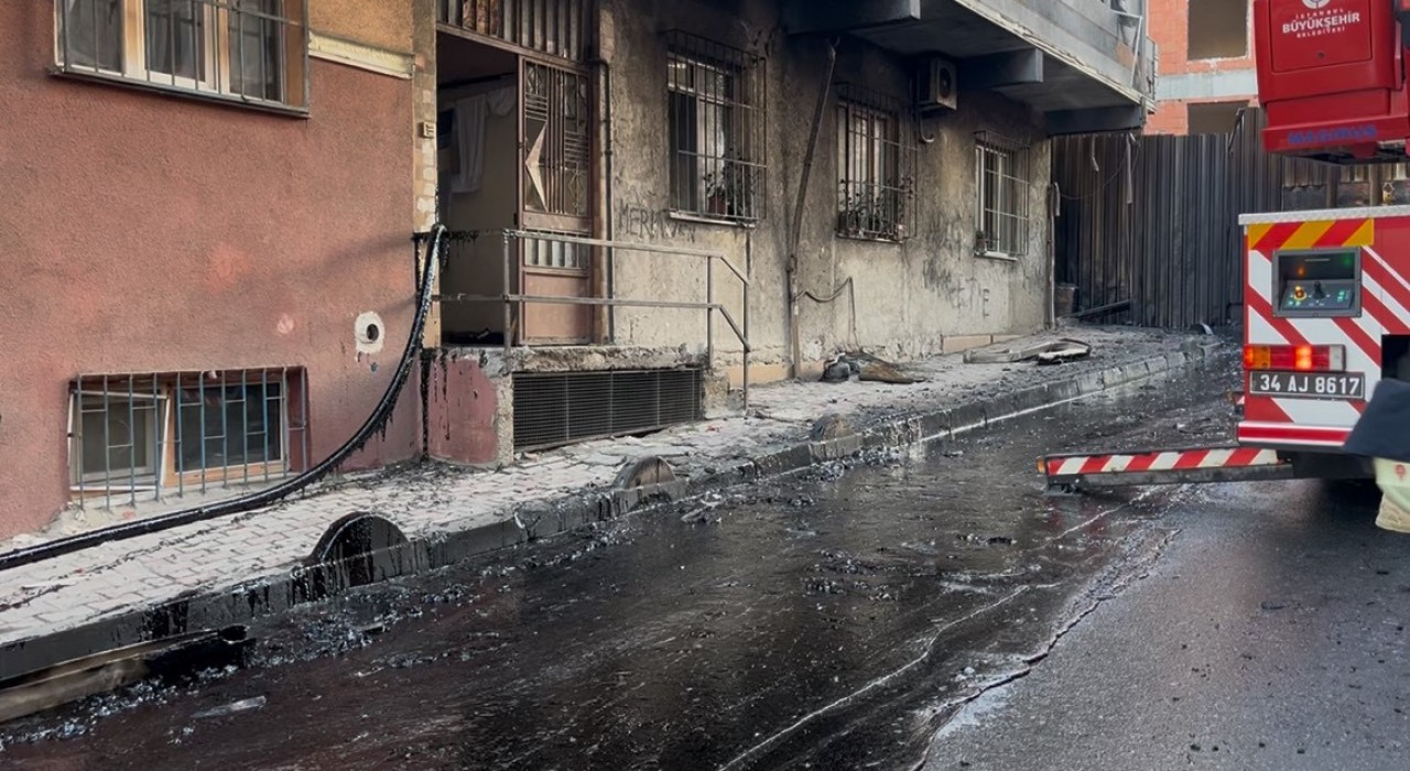 Bağcılarda inşaat alanındaki yangın binaya ve sokağa sıçradı
