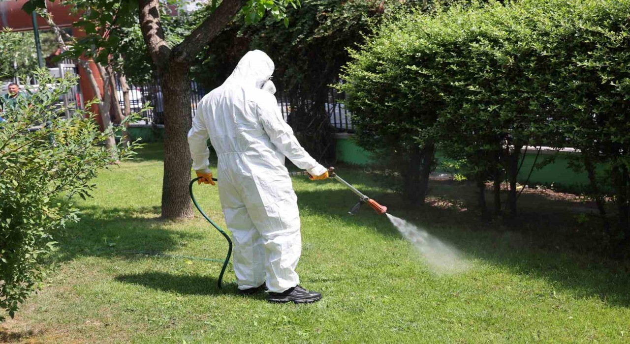 Bağcılarda parklar ve yeşil alanlar ilaçlanıyor