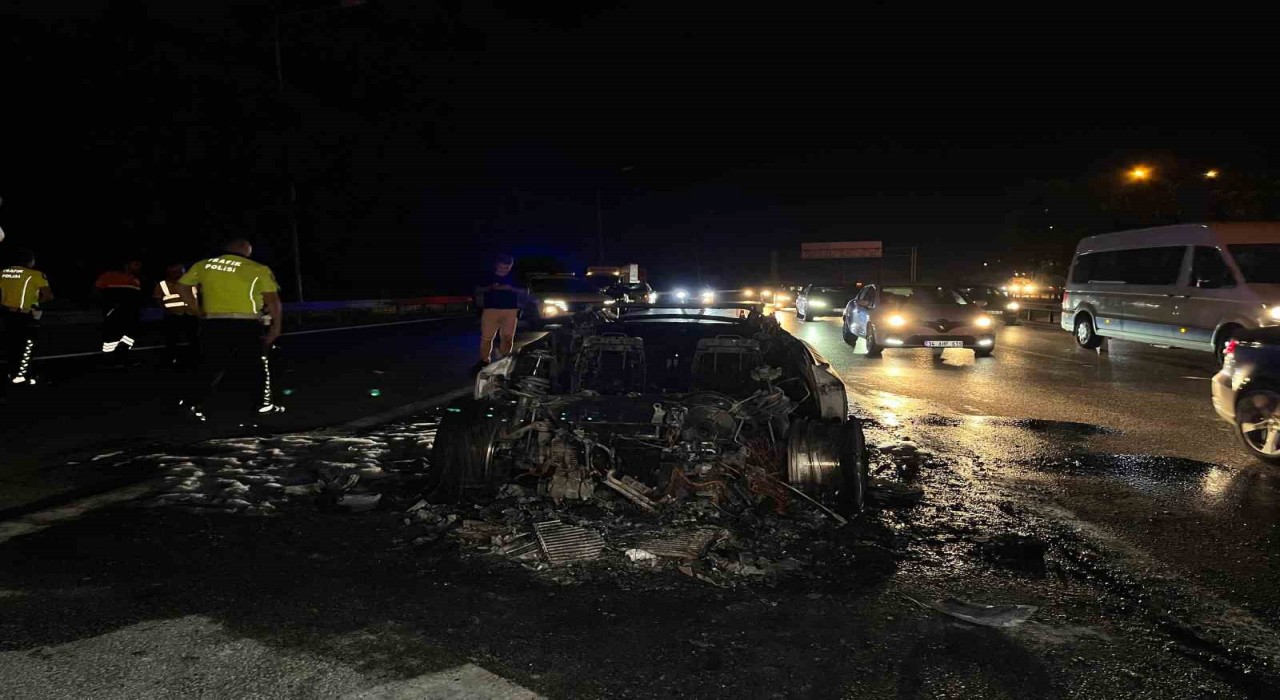 Bahçelievlerde alev alev yanan lüks otomobil hurda yığınına döndü