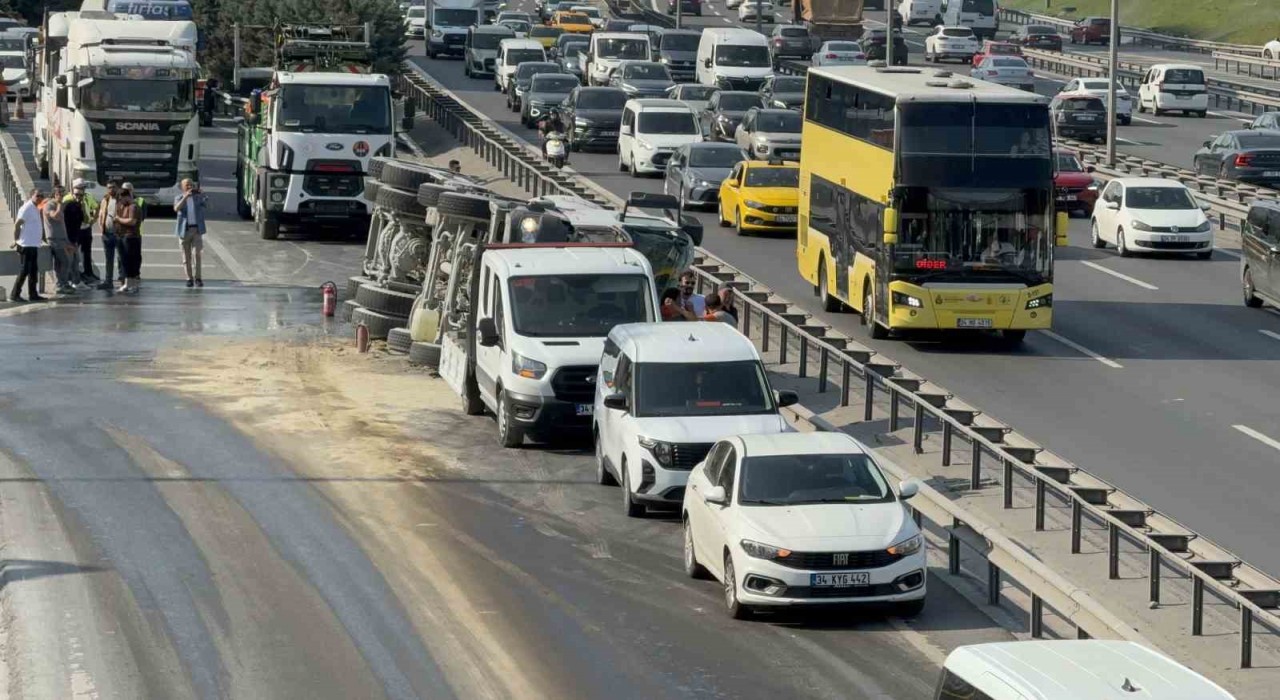 Bahçelievlerde beton mikseri devrildi: Basın Ekspres yan yol trafiğe kapandı