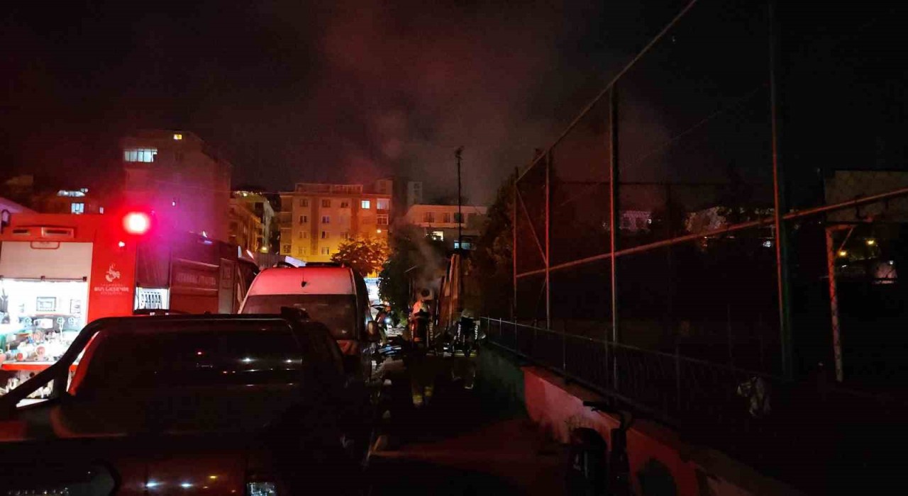 Bahçelievlerde oto tamirhanede korkutan yangın: Çok sayıda araç kullanılamaz hale geldi