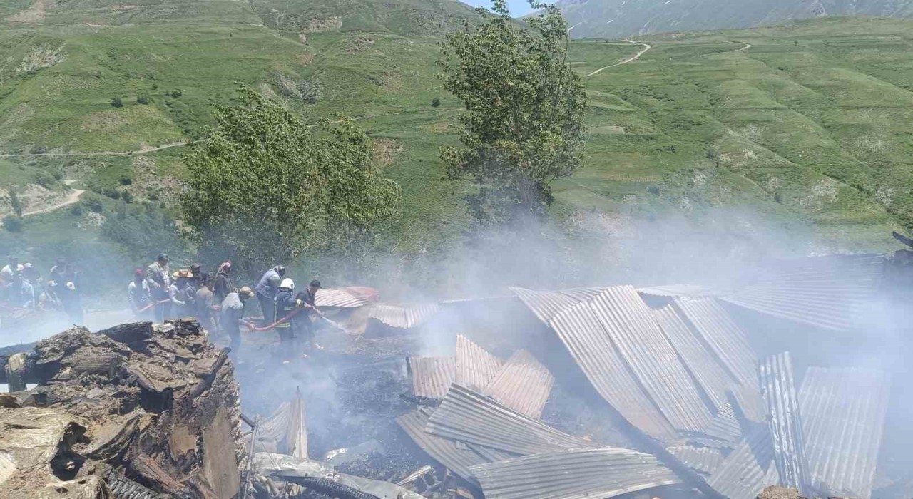 Bahçesarayda ev yangını: Dumandan zehirlenen 14 yaşındaki çocuk öldü