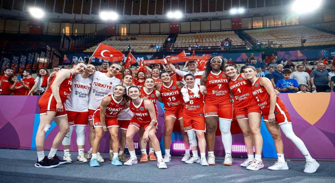 Bakan Bak, çeyrek finale çıkan A Milli Kadın Basketbol Takımını tebrik etti