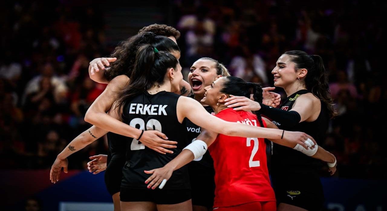 Bakan Baktan Güney Koreyi mağlup eden A Milli Kadın Voleybol Takımına tebrik