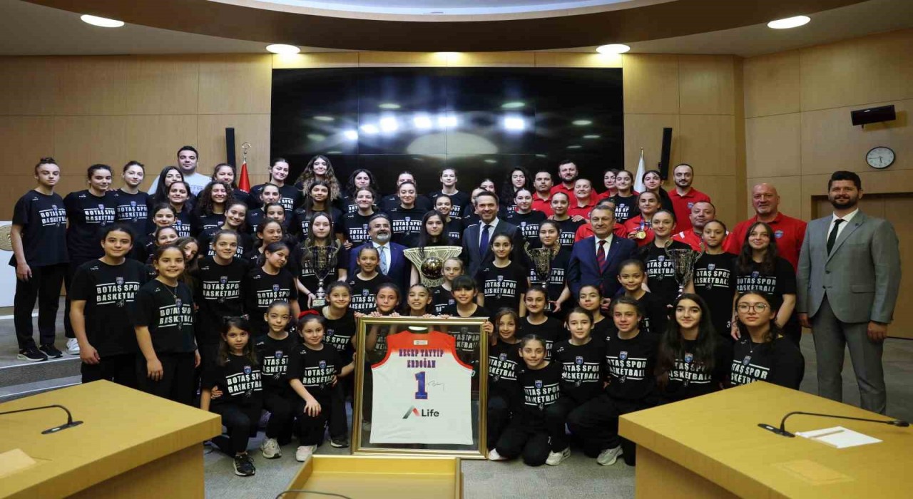 Bakan Bayraktar Şampiyon BOTAŞ Sporla bir araya geldi
