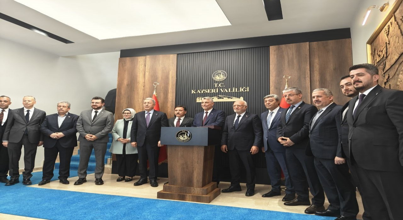 Bakan Bolattan Vali Çiçeke ziyaret