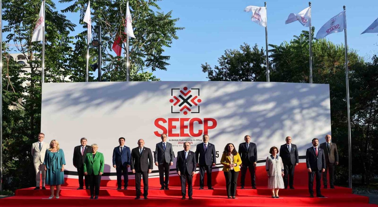 Bakan Fidan, GDAÜ Zirvesinde aile fotoğrafına katıldı