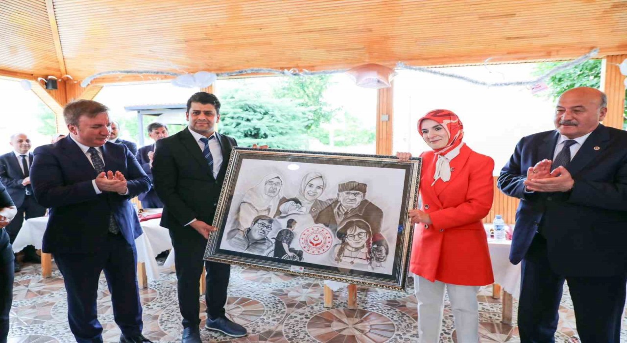 Bakan Göktaş, Engelsiz Yaşam Bakım Rehabilitasyon ve Aile Danışma Merkezinde incelemede bulundu