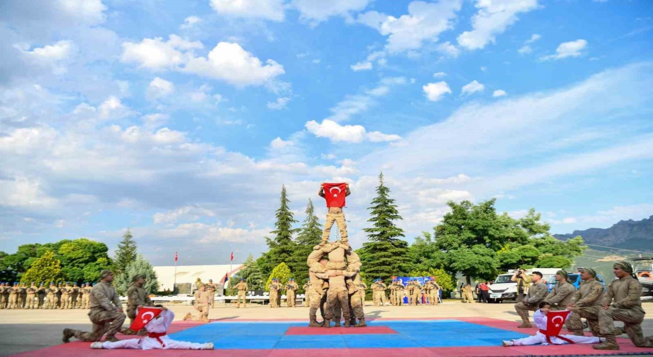 Bakan Göktaş, Tuncelide Kıbrıs gazisiyle görüştü, jandarmanın kuruluş yıldönümüne katıldı