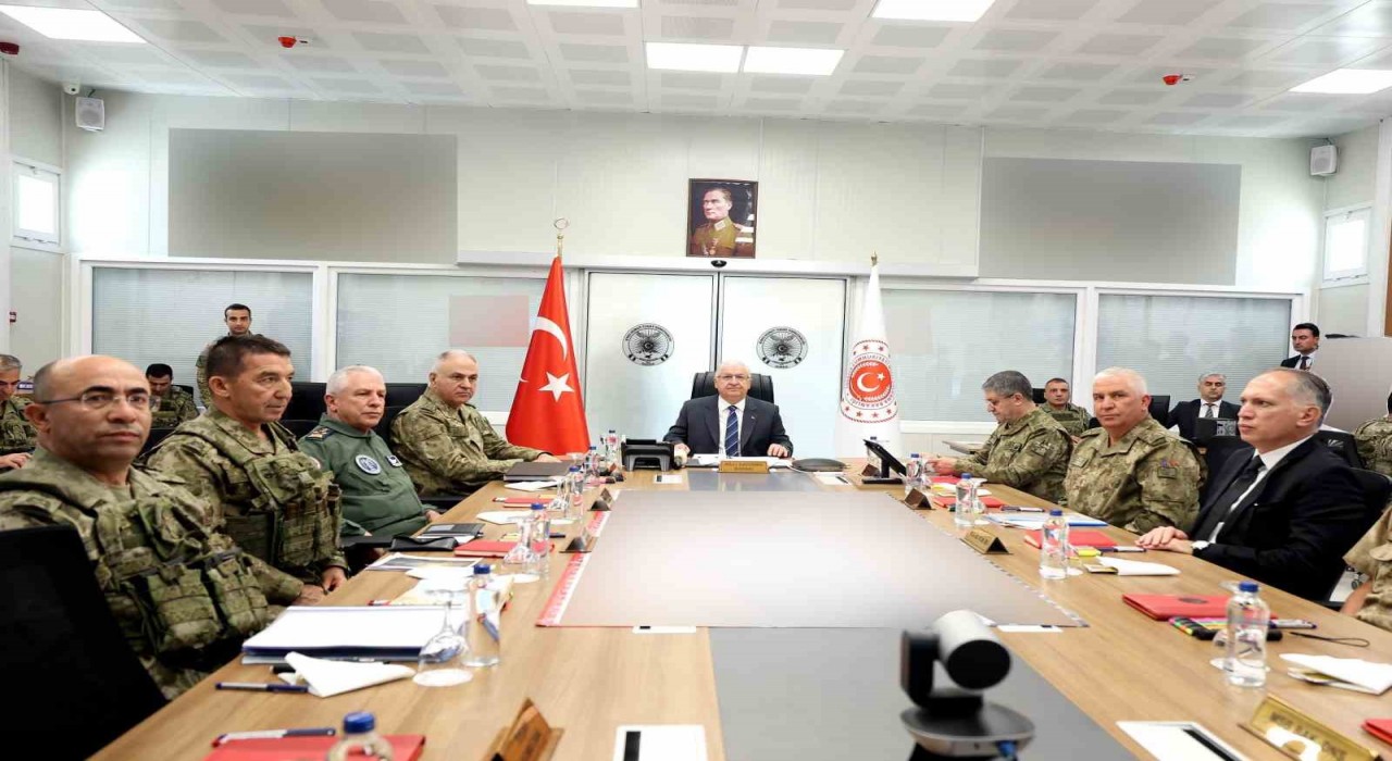 Bakan Güler İran sınır hattında incelemelerde bulundu