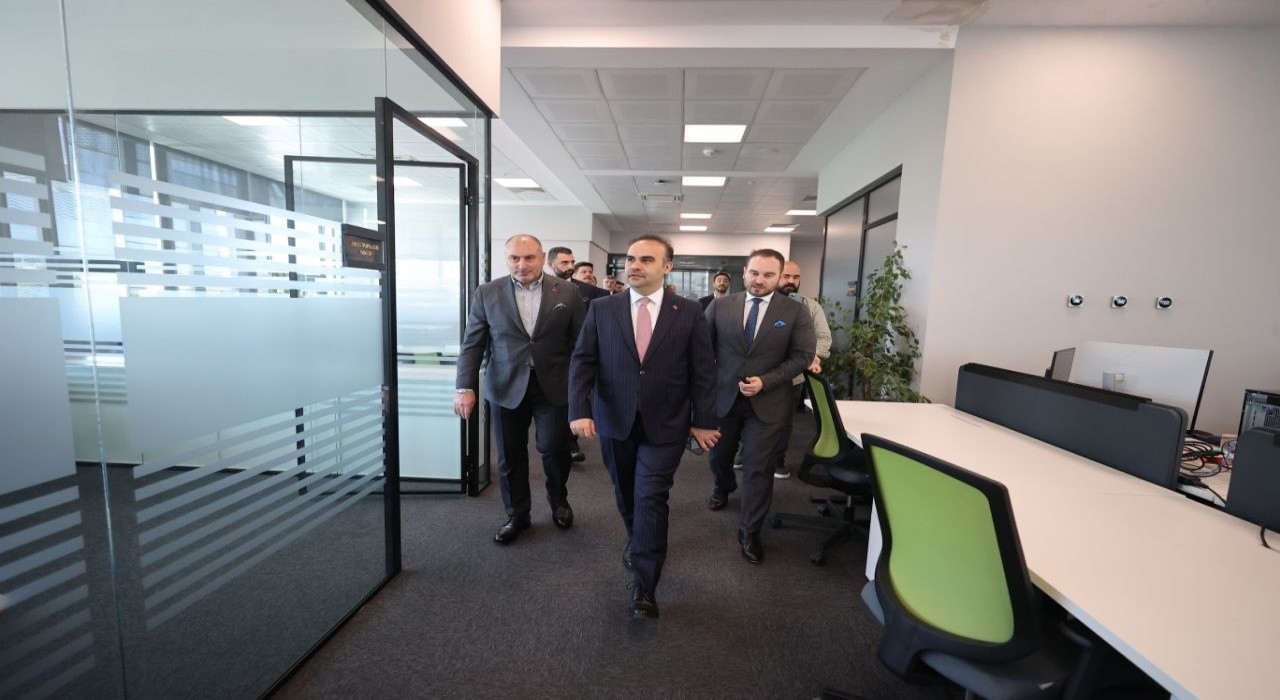 Bakan Kacır: Türkiyenin savunma sanayiine güç veren girişimlerimizin Ar-Ge ve üretim faaliyetlerine destek olmaya devam edeceğiz