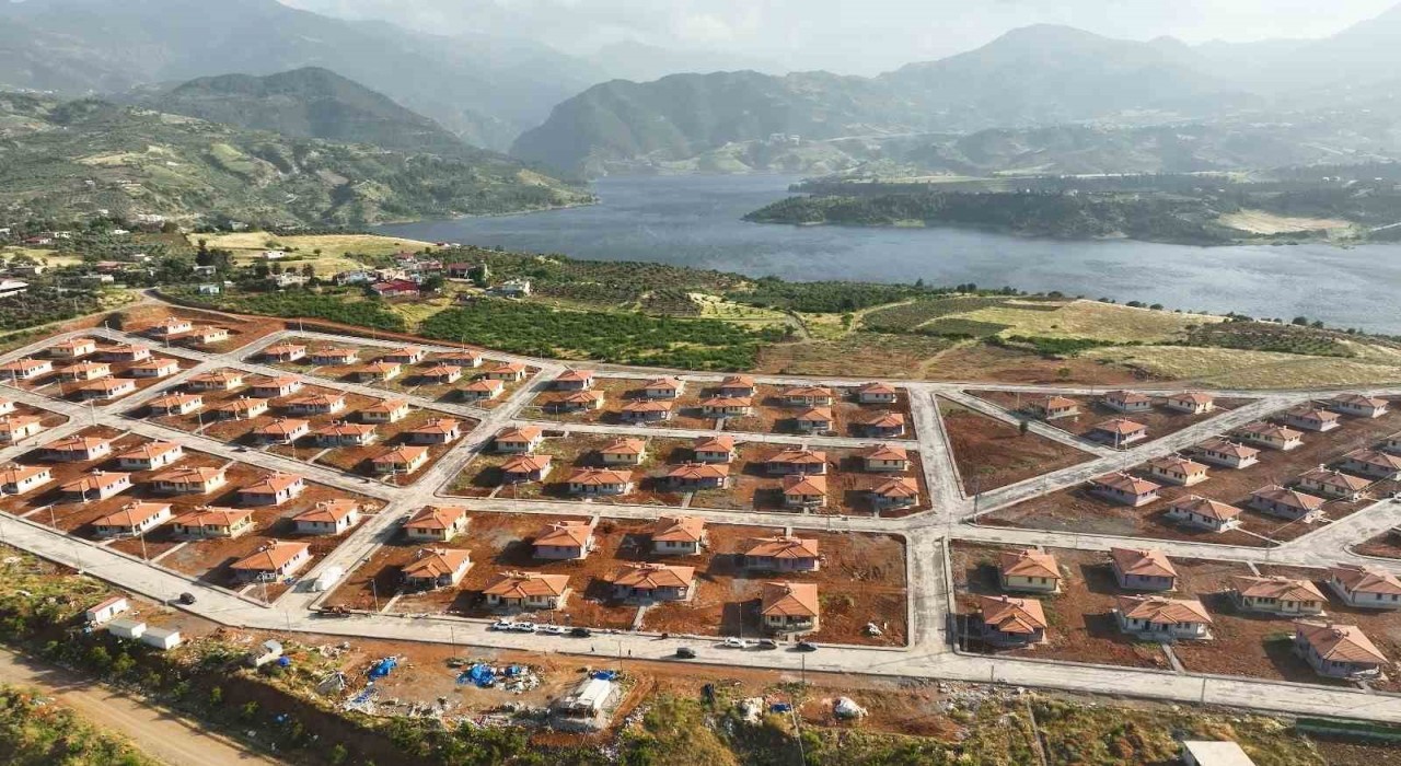 Bakan Kurum duyurdu: Kahramanmaraşın göl manzaralı köy evleri tamamlandı