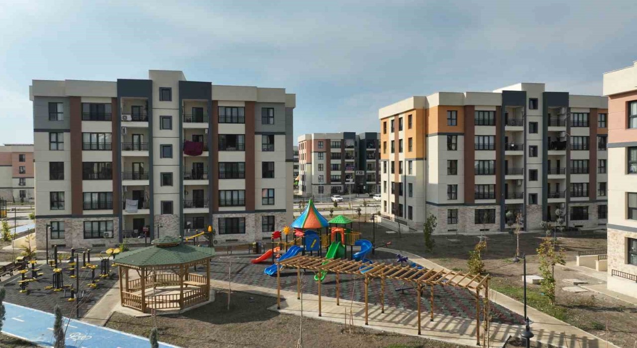 Bakan Kurum: Teslimatta 250 bini geçtik, sözümüzü inşa etmeye devam