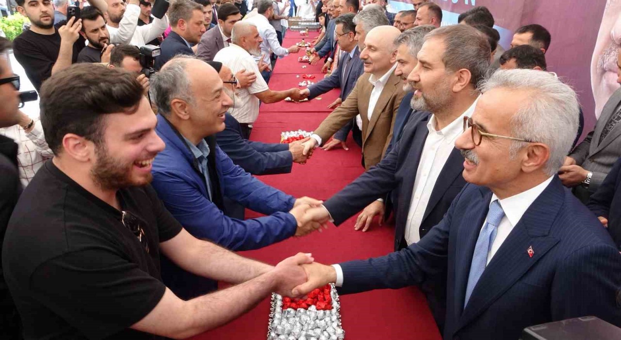 Bakan Uraloğlu, memleketi Trabzonda bayramlaşma programına katıldı