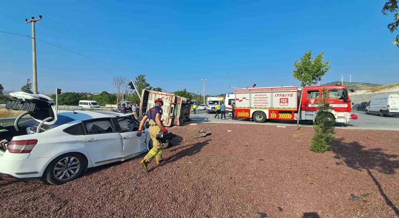 Balıkesirde kamyon ile otomobil çarpıştı: 1 ölü, 1 yaralı
