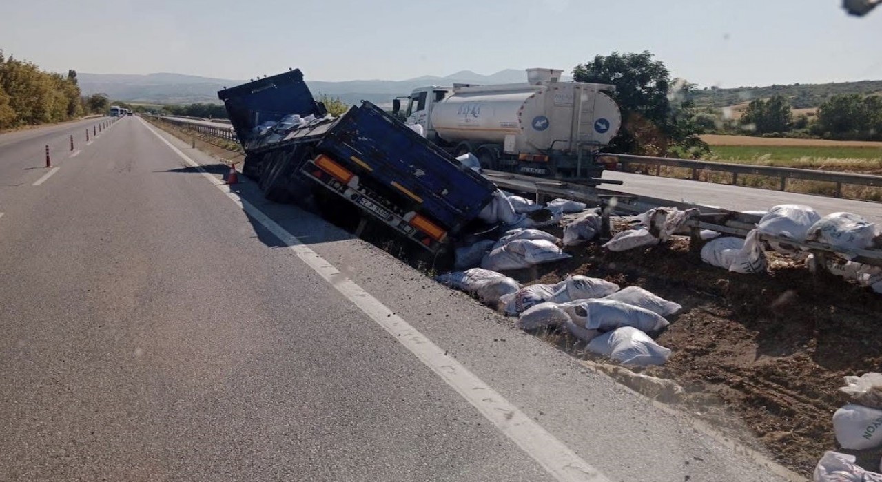 Balıkesirde kontrolden çıkan tır bariyerlere çarptı