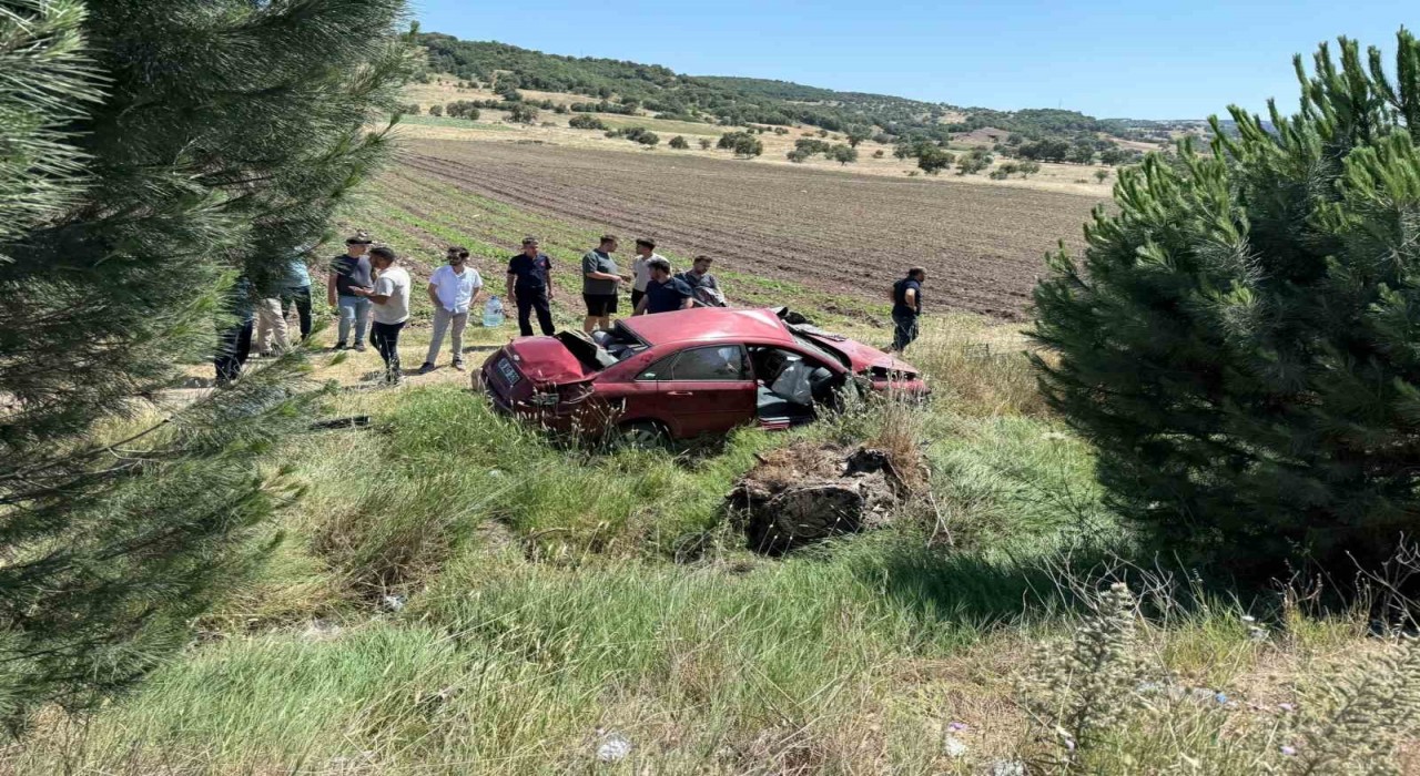 Balıkesirde otomobil şarampole uçtu: 2 yaralı