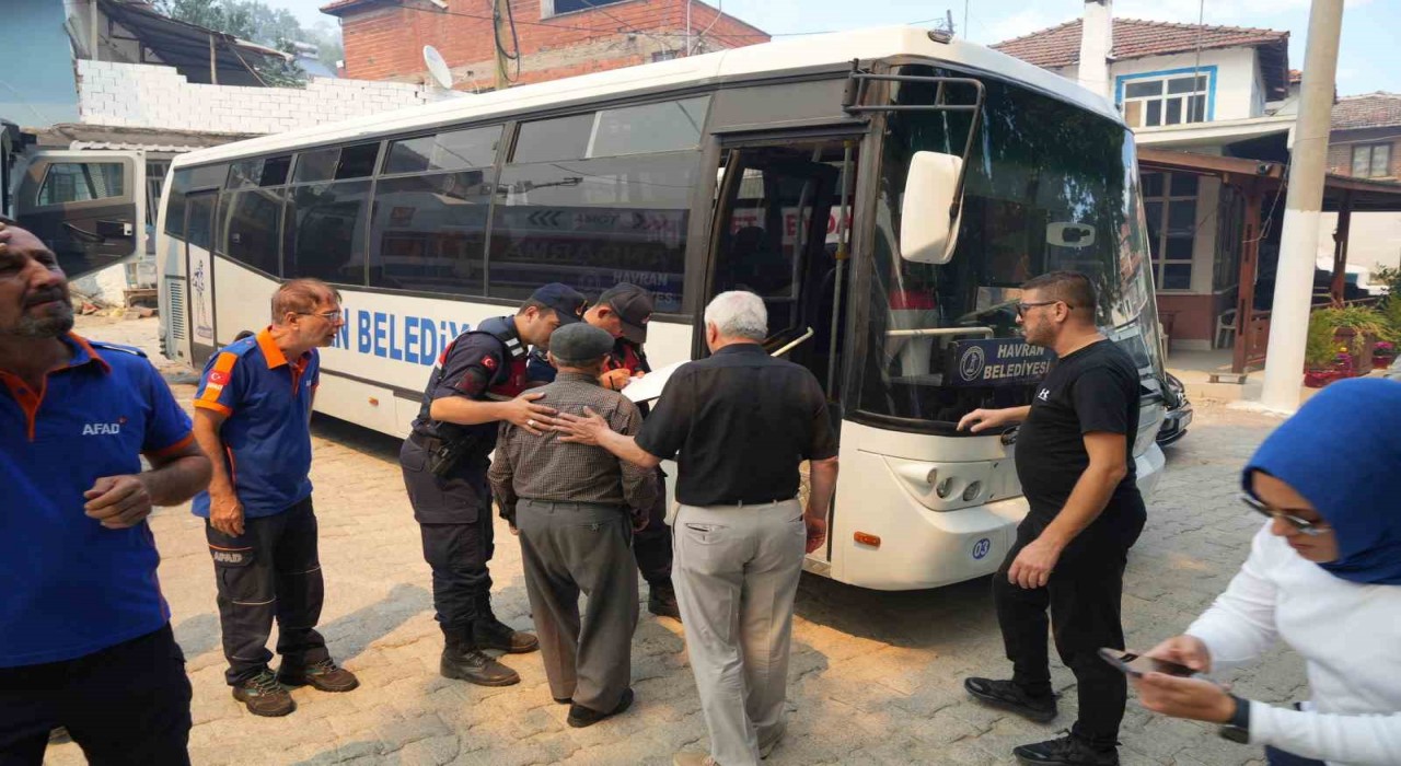 Balıkesirdeki orman yangınında Sarnıç Kırsal Mahallesi boşaltılıyor