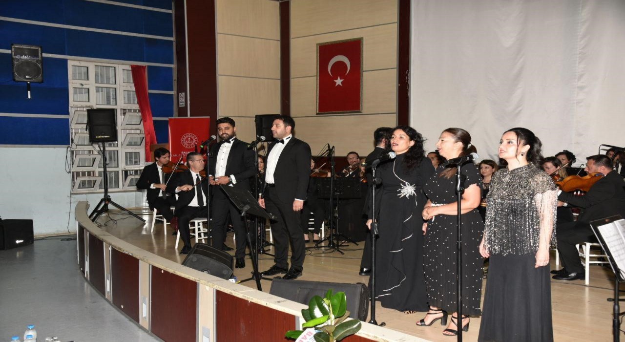 Balıkesirli öğretmenlerin kurduğu Maarif Orkestrasından muhteşem konser