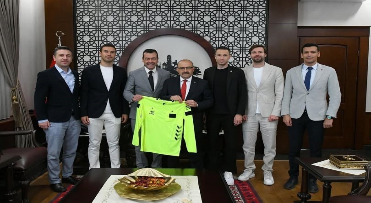 Balıkesirli Süper Lig hakemleri ve gözlemciler Vali Ustaoğlunu ziyaret etti