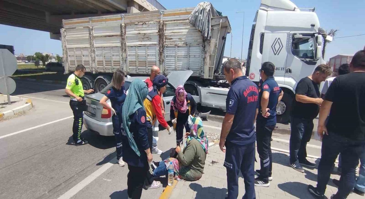 Bandırmada otomobil ile çekici böyle çarpıştı: 2 yaralı