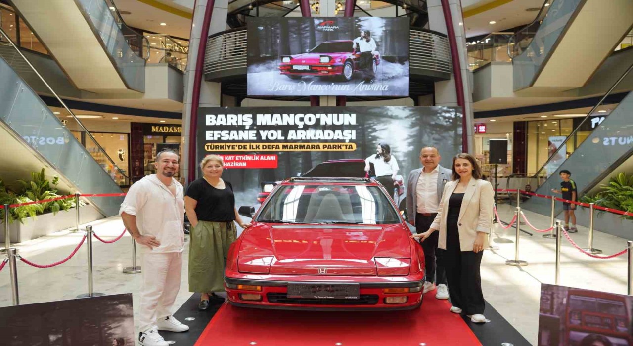 Barış Mançonun kırmızı spor otomobili ziyaretçileriyle buluştu