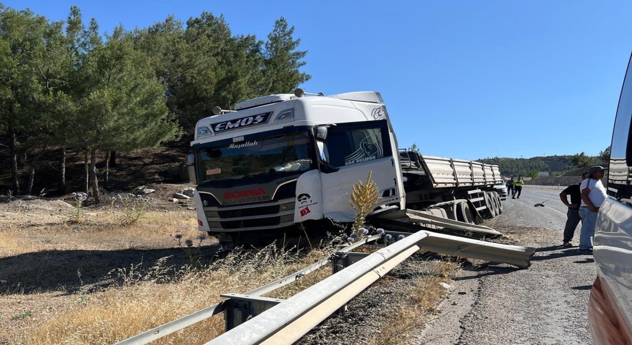Bariyere çarpan tır sürücüsü yaralandı