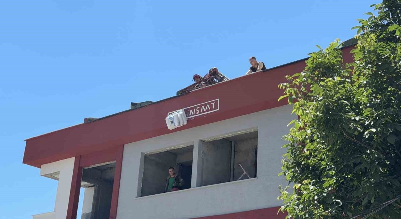 Başakşehirde elektrik akımına kapılan işçi inşaattan düştü