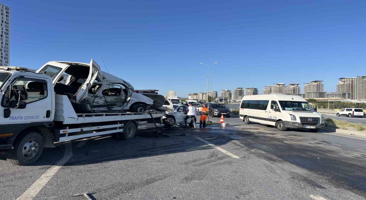 Başakşehirde hafif ticari araç, karşı yöndeki otomobile çarptı: 1i ağır 2 yaralı