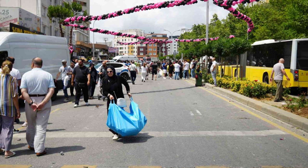 Başakşehirde indirim izdihamı: Vatandaşlar fenalaştı, mağaza öğleden sonra kapandı