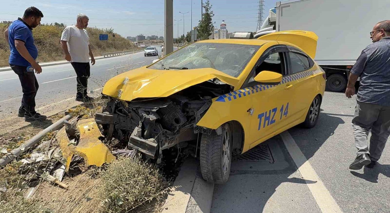 Başakşehirde kontrolden çıkan taksi refüje çıktı: 1 yaralı