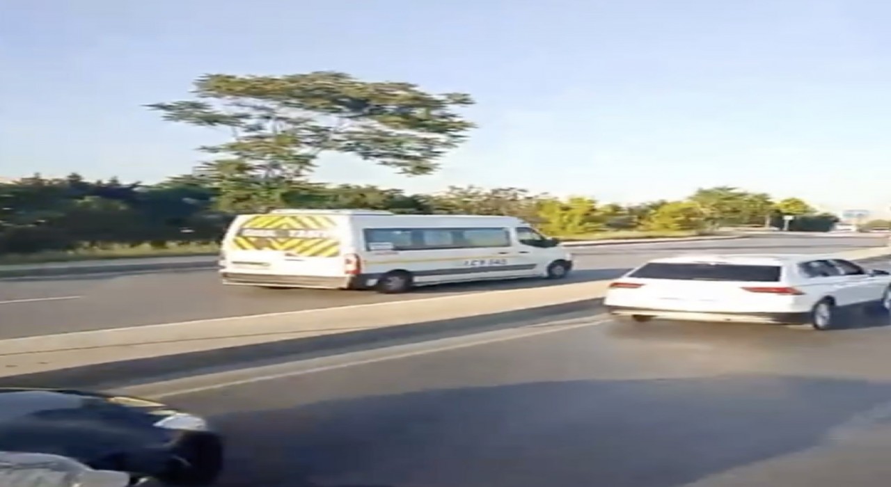 Başakşehirde ters yönde ilerleyen araçlar trafikte tehlike saçtı