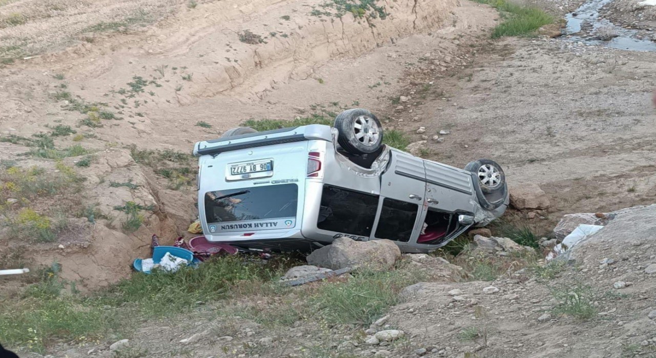 Başkalede kamyonet dereye uçtu: 2 yaralı