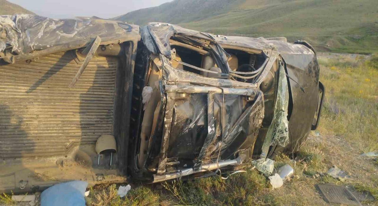 Başkalede kamyonet takla attı: 4 yaralı