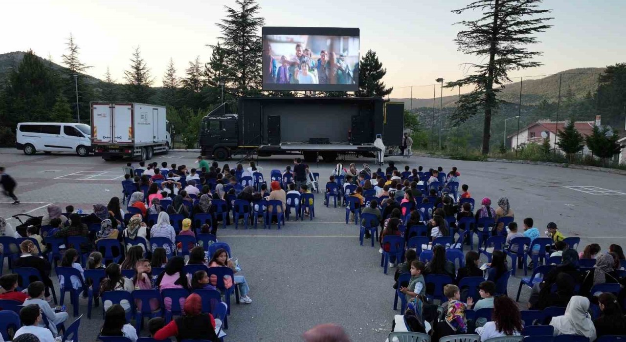 Başkan Altay: Merkeze uzak 101 mahallede sosyal hayata katkı için sinema günleri düzenliyoruz