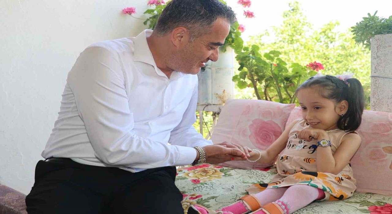 Başkan Arıcı minik Efsaya akülü tekerlekli sandalye hediye etti