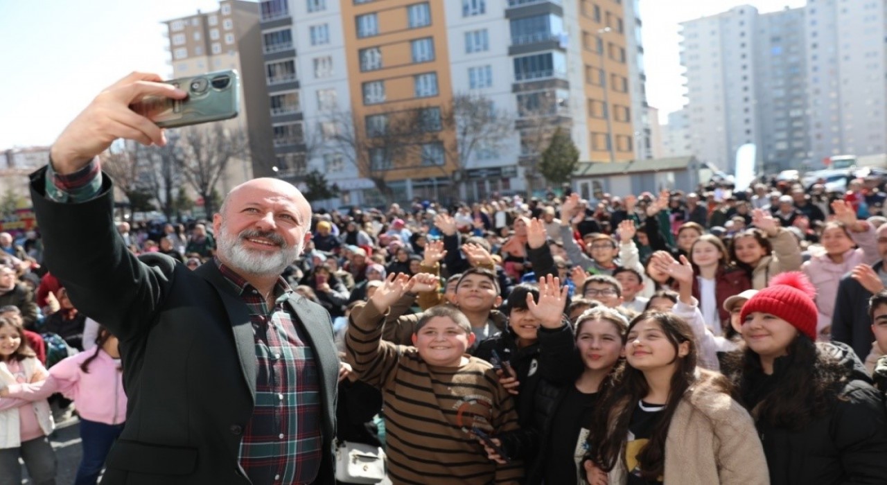 Başkan Çolakbayrakdar: Evlatlarımızın geleceğine ışık tutuyoruz